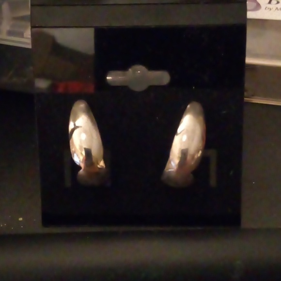 Jewelry - ❤️3/$10❤️ Black & Silver Tone Pierced Earrings